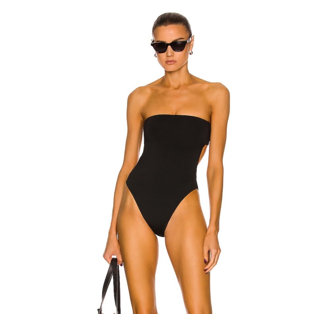 Elegant Black Strapless One-Piece Swimsuit